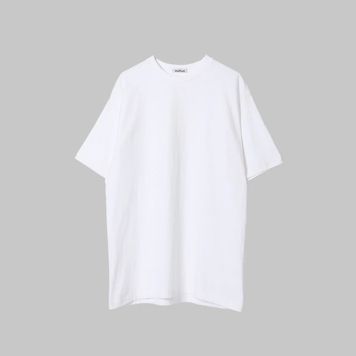 シンプルな白のTシャツ