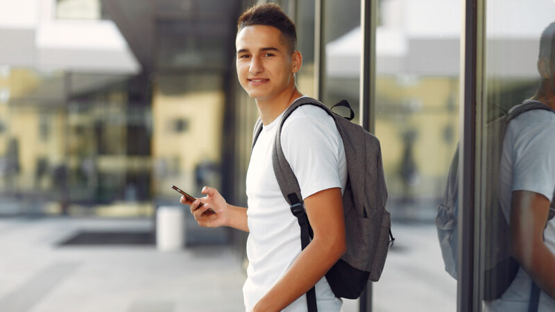 メンズ大学生に人気のリュックブランドは?オシャレなリュックを厳選紹介