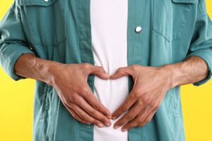 お腹周りの毛が気になる男性は多い？お腹の毛をメンズ脱毛するメリットを解説