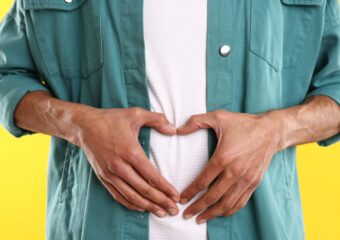 お腹周りの毛が気になる男性は多い？お腹の毛をメンズ脱毛するメリットを解説