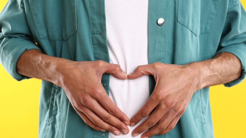 お腹周りの毛が気になる男性は多い？お腹の毛をメンズ脱毛するメリットを解説