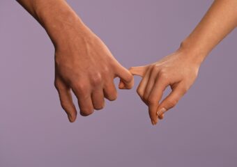 男性の指毛が気になる人は多い？指毛の処理方法と指毛脱毛のメリットを解説